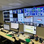 Sala de control y monitoreo con pantallas LED - Krah