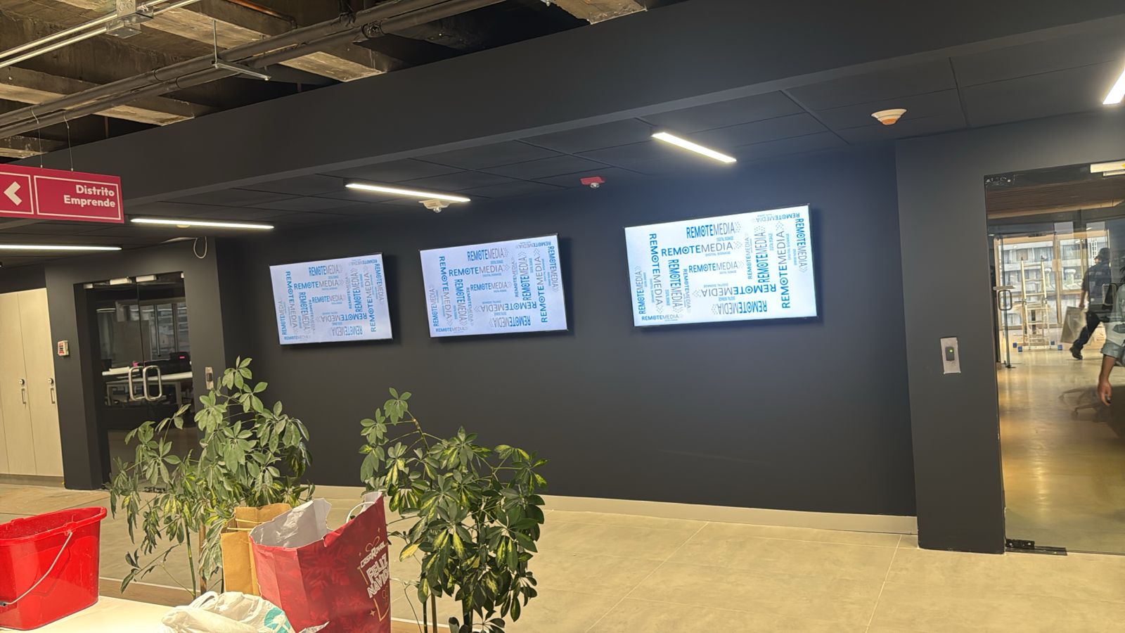 cartelería digital fundación chile en el HUB de ENEL